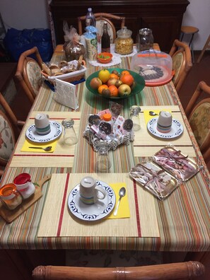 Dining - A welcoming B&B for families and couples. Ample free parking is available. (Santa Giusta)