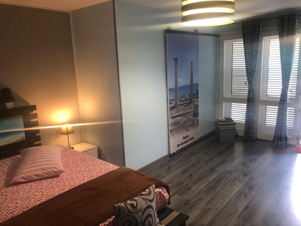 2 bedrooms, in-room safe, desk, iron/ironing board