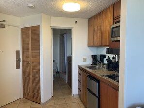 Réfrigérateur, micro-ondes, plaque de cuisson, cafetière/bouilloire