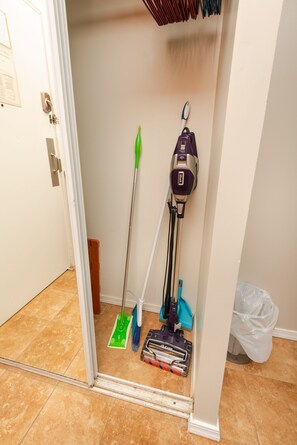 Interior - 28th Floor Studio with Free Parking (Honolulu)