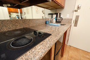 Private kitchen - 28th Floor Studio with Free Parking (Honolulu)