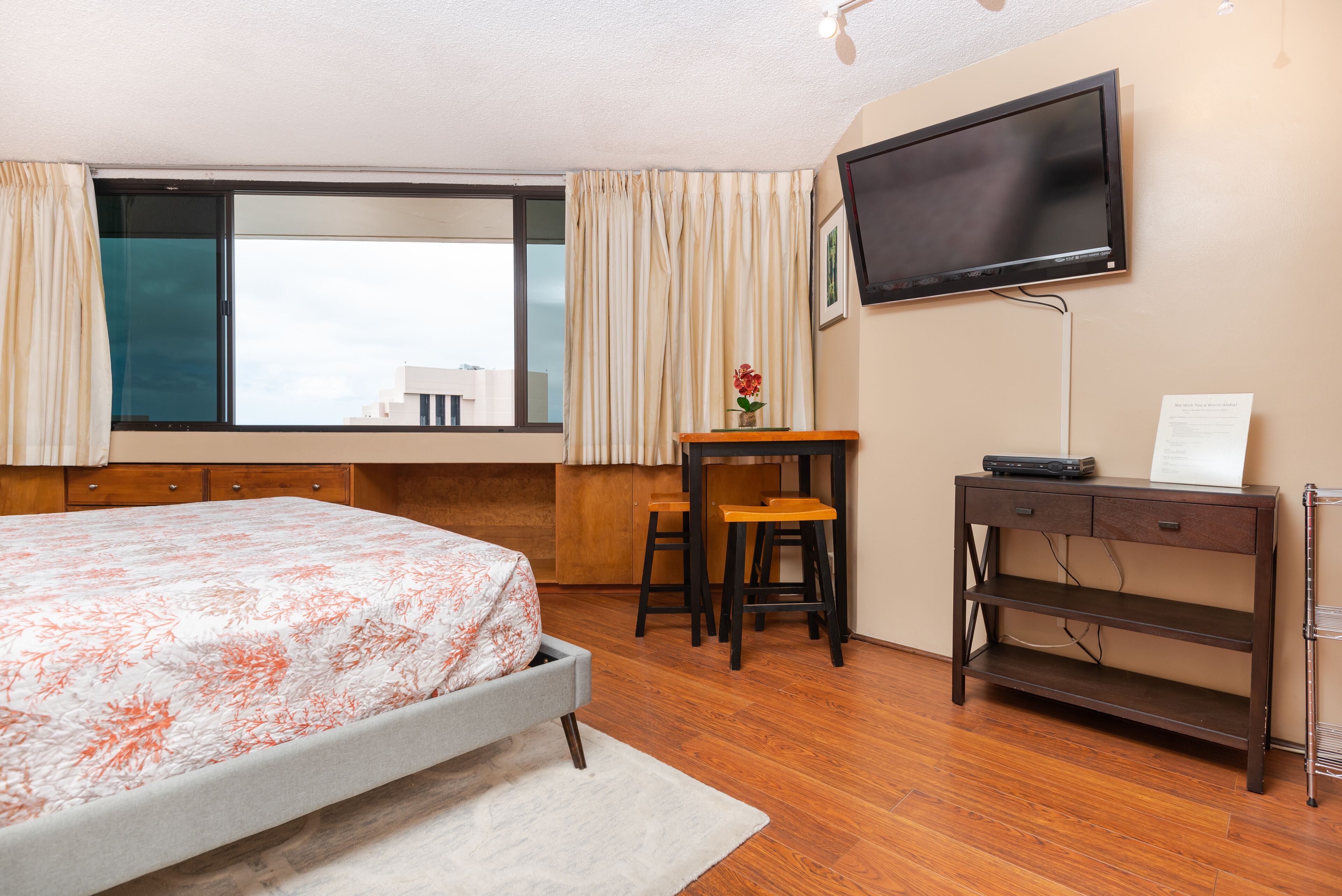 Tabla de planchar con plancha, wifi gratis y ropa de cama 
