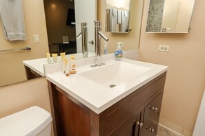 Shower, hair dryer, towels, soap - Free Parking! 40th Floor Penthouse Studio with Stunning View (Honolulu)