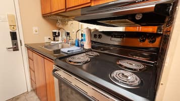 Een koelkast, een microgolfoven, een oven, een kookplaat