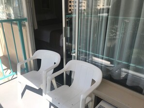 Terrace/patio - Studio in the Middle of Waikiki, Short walk to beach (Honolulu)