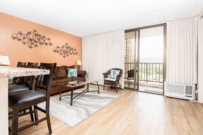 TV - Condo at Waikiki Banyan, 2 Queen beds and Full Kitchen (Honolulu)