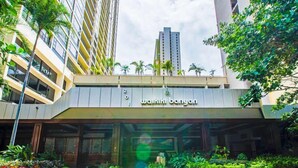 Un edificio moderno con un cartello che riporta la scritta 