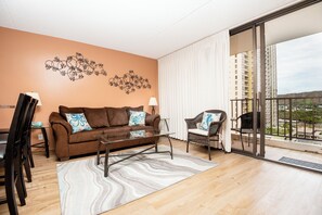 TV - Condo at Waikiki Banyan, 2 Queen beds and Full Kitchen (Honolulu)