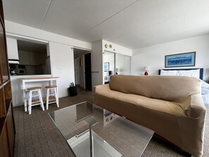 TV - Studio at the Famous Ilikai- just steps to the beach (Honolulu)