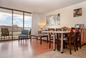 Interior - 29th Floor Waikiki Banyan, Full Kitchen and Free Parking (Honolulu)