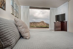 1 bedroom, iron/ironing board, free WiFi, bed sheets - 29th Floor Waikiki Banyan, Full Kitchen and Free Parking (Honolulu)