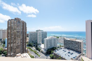 Exterior - 34th Floor Studio with Free Parking (Honolulu)