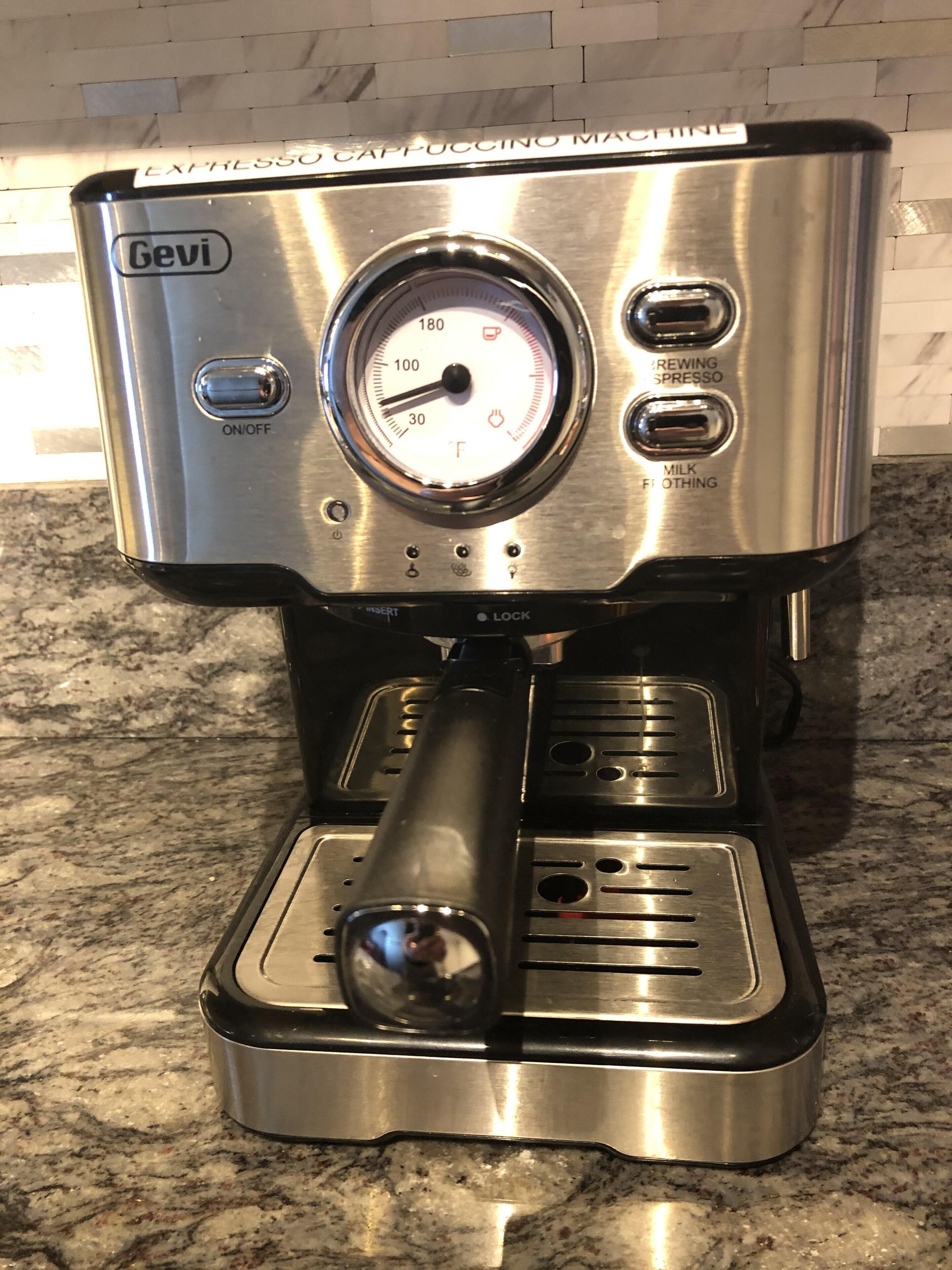 Une machine à café dotée d’un écran numérique, d’un bouton pour faire mousser le lait et d’un bouton pour lancer l’infusion.