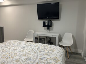 Iron/ironing board, free WiFi, bed sheets - Studio just minutes to Waikiki Beach (Honolulu)