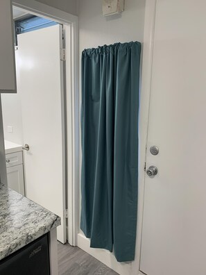 Interior - Studio just minutes to Waikiki Beach (Honolulu)