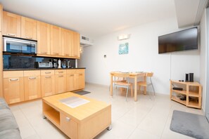 Interior - 8th Floor One Bedroom Condo (Honolulu)