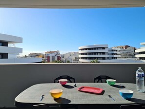 Outdoor dining - New 2-room apt with terrace and parking, Cap d'Agde (Cap d'Agde)