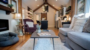 Una sala de estar acogedora con sofá, sillón y mesa de centro.