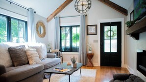Una sala de estar con sofá, mesa de centro y chimenea.