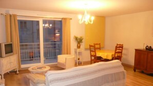 TV - Seaside Apartment - Sunny Balcony, Private Garage, Pet-Friendly, Non-Smoking (Berck-Plage)