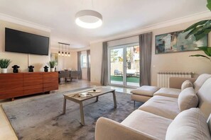 TV - Deluxe House | Pool & Jacuzzi by HostWise (Alvor)