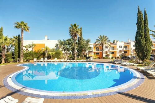 Deluxe House | Pool & Jacuzzi by HostWise