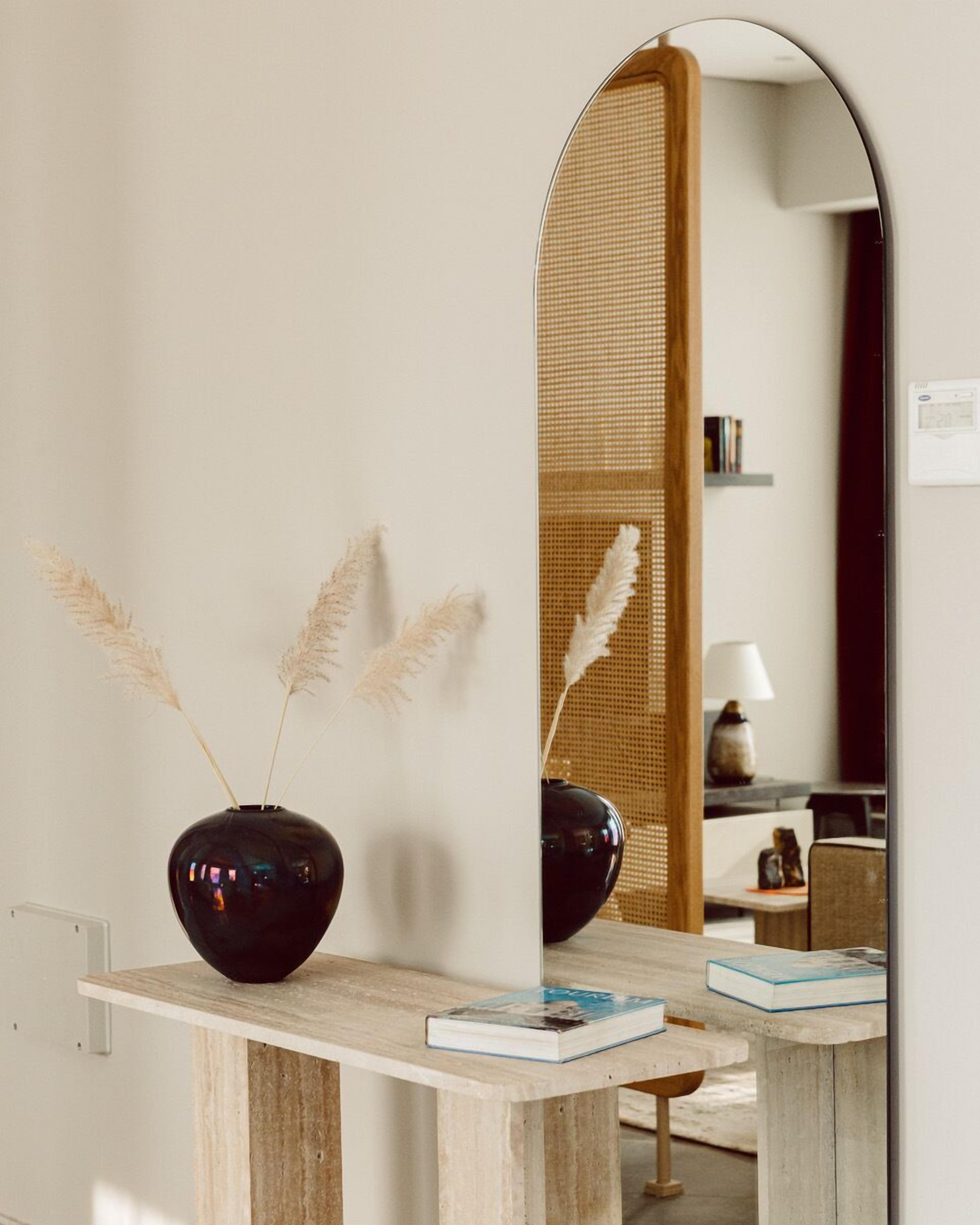 Minibar với thức uống miễn phí, bàn 