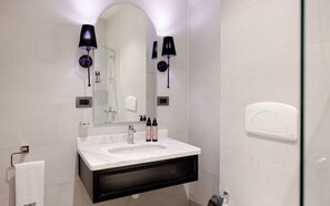 Shower, rainfall showerhead, free toiletries, hair dryer - Boutique Nest at New Cairo (New Cairo)