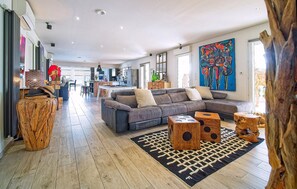 TV, table football, ping pong - Nice home in Saint Martin De Crau (Saint Martin De Crau)