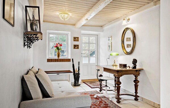 Smart TV, fireplace, DVD player