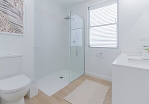 Dusche, Haartrockner, Handtücher
