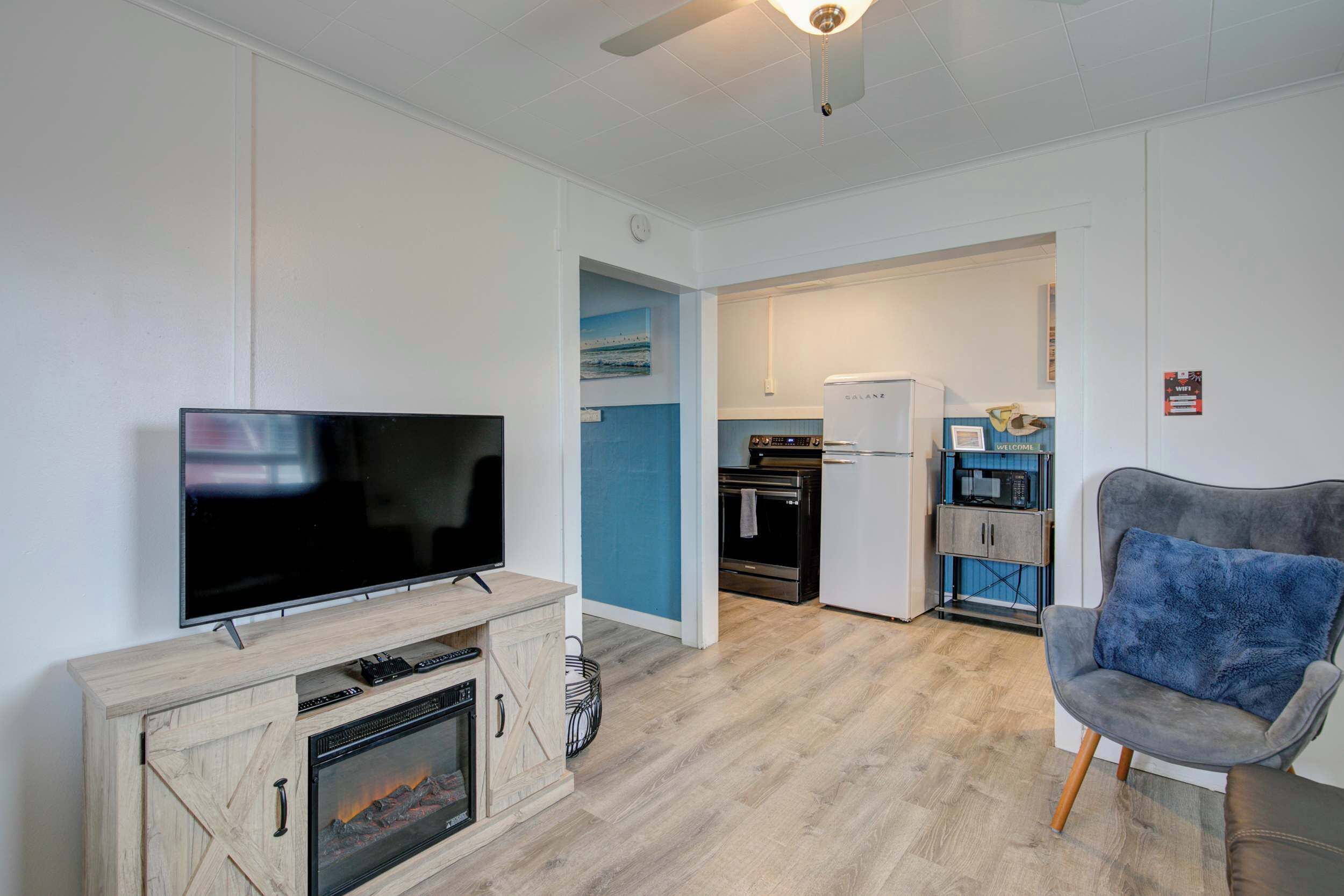TV, fireplace