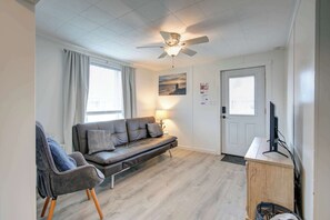 TV, fireplace - Affordable Grayland Beach Stay – Ocean Spray 9 (Grayland)