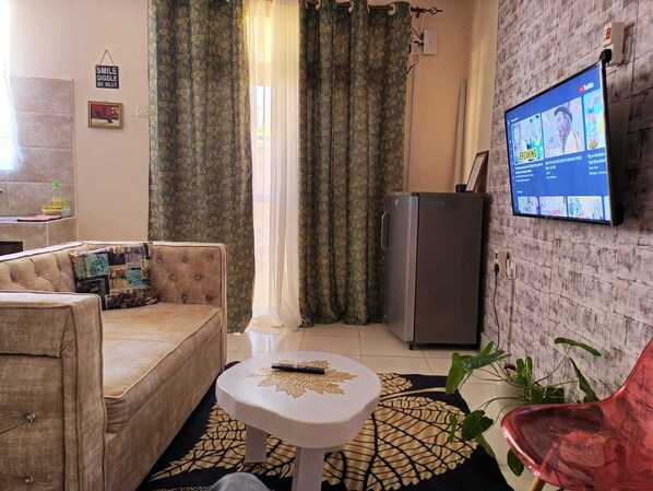 Studio Bisnis | Area keluarga | Smart TV 24-inci dengan saluran TV digital