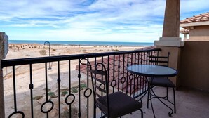A balcony with a view of the beach and ocean. - Condo 40-4 El Dorado Ranch (San Felipe)