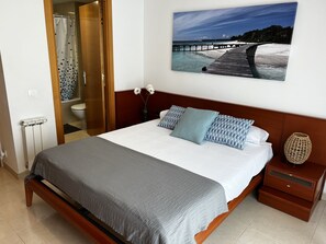 4 bedrooms, iron/ironing board, free WiFi, bed sheets - Cozy Beach House with Pool & BBQ (Cubelles)