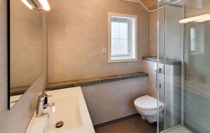 Shower - Stunning home in Finnås with WiFi (Finnås)