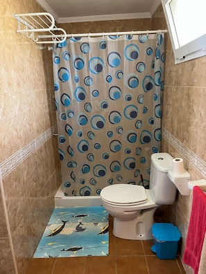 Ducha, toallas, jabón y champú