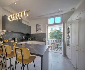 Fridge, microwave, oven, stovetop - GRACE Luxury 4 Beds 4Baths in city center (Cannes)