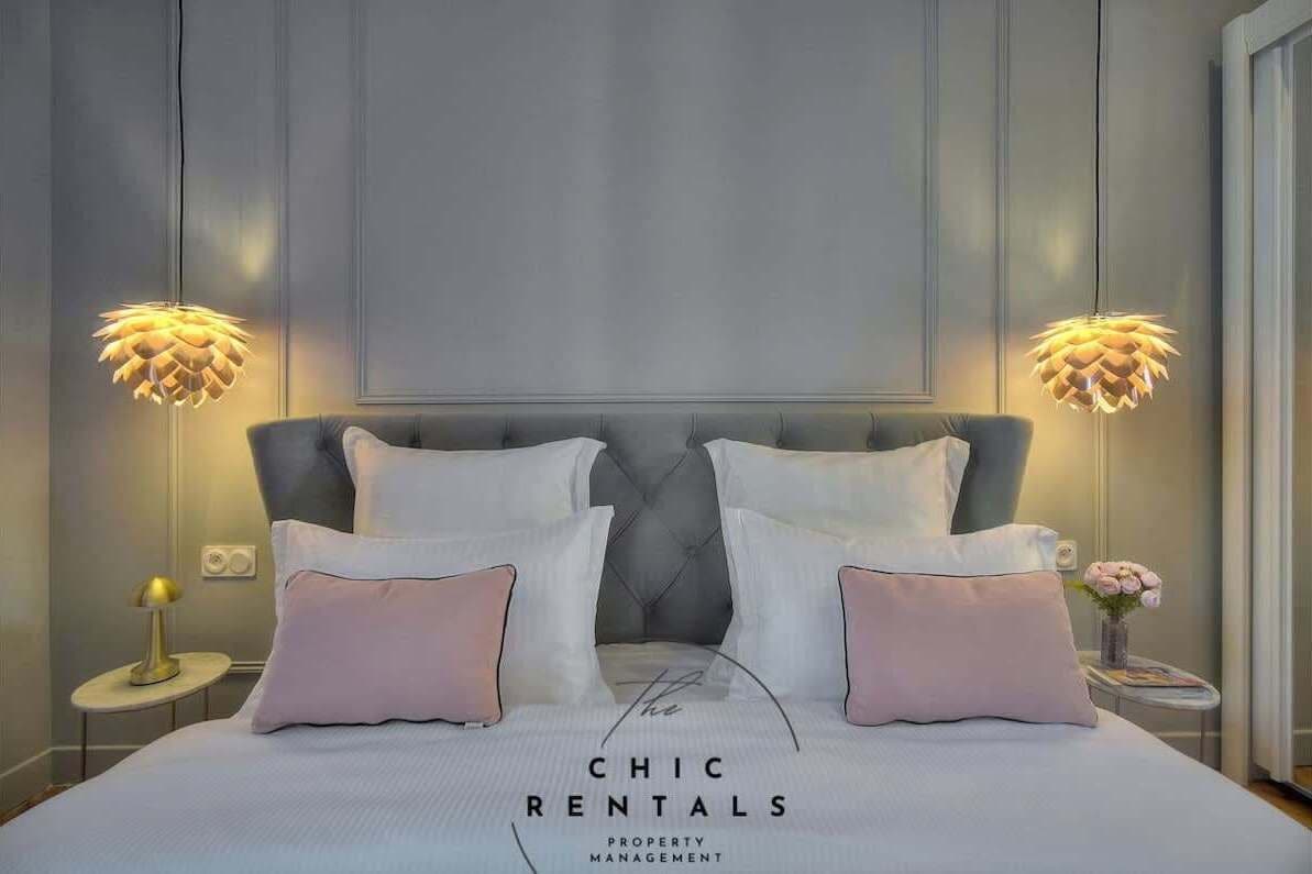 4 chambres, bureau, fer et planche à repasser, lit de bébé portatif
