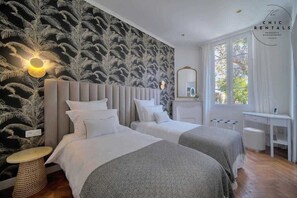 4 bedrooms, desk, iron/ironing board, travel crib - GRACE Luxury 4 Beds 4Baths in city center (Cannes)