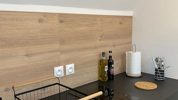 Een koelkast, een microgolfoven, een kookplaat