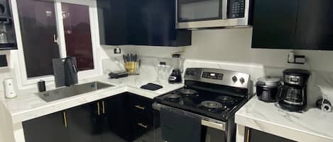Refrigerador, microondas, horno, placa de cocina