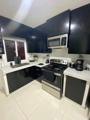 Frigorífic, microones, forn i placa de cuina