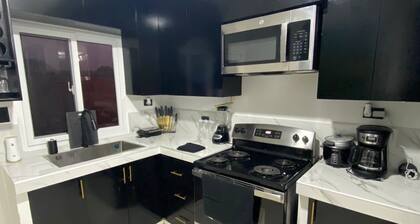Charming 3-bedroom townhome in enchanting La Ceiba with WiFi, AC, fitness room