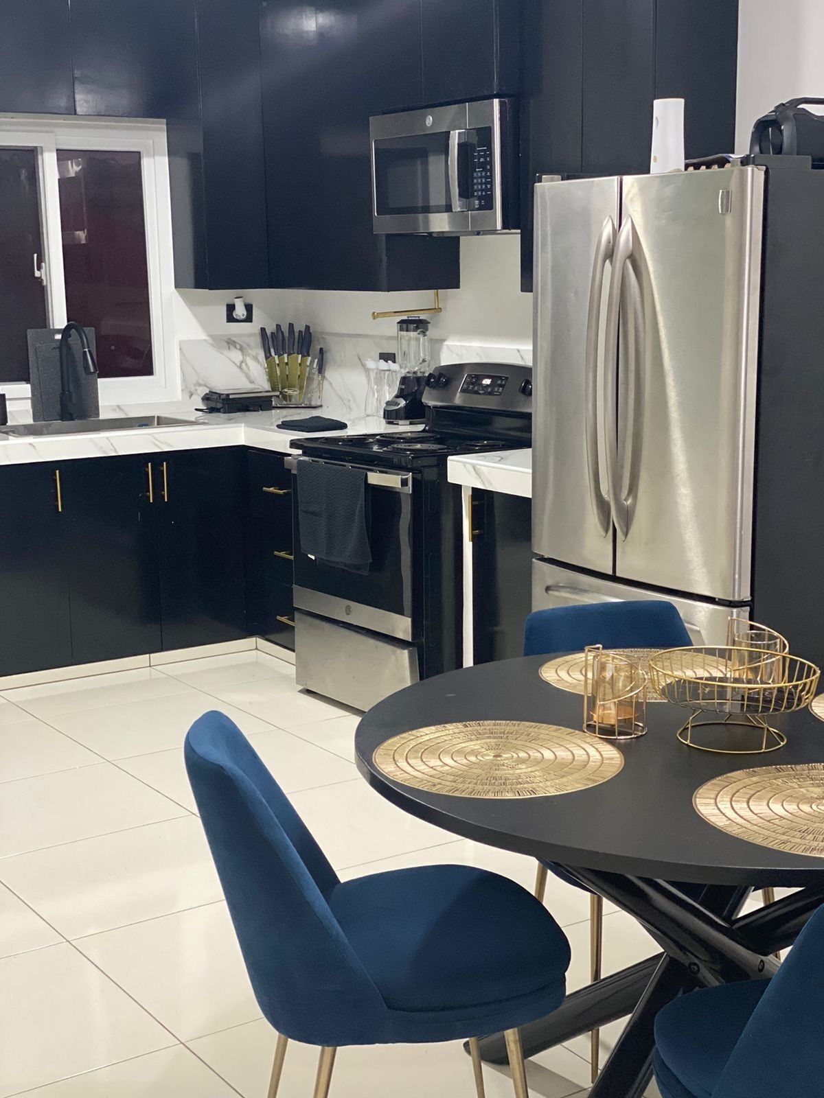 Réfrigérateur, micro-ondes, four, plaque de cuisson