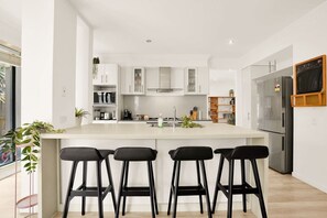 Geladeira, micro-ondas, fogão, cooktop