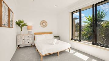 4 bedrooms, desk, iron/ironing board, WiFi