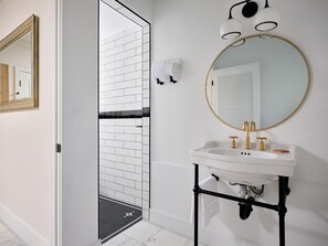 Shower, hair dryer, towels - Romantic Maui Hideaway at The Historic Wailuku Inn (Wailuku)