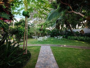 Outdoor dining - Romantic Maui Hideaway at The Historic Wailuku Inn (Wailuku)